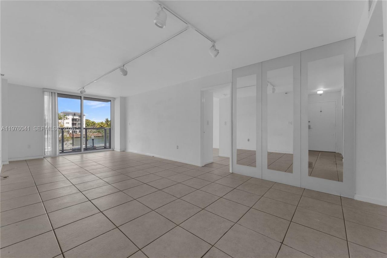 2457 Collins Ave, Unit 201, Miami Beach, FL 33140 Photo