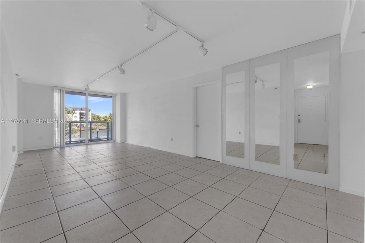 2457 Collins Ave, Unit 201, Miami Beach, FL 33140 Photo