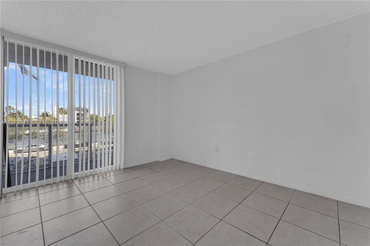 2457 Collins Ave, Unit 201, Miami Beach, FL 33140 Photo