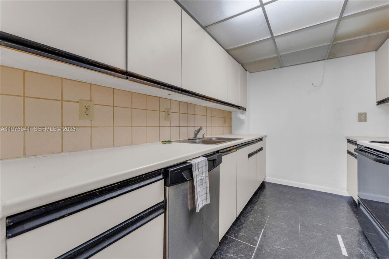 2457 Collins Ave, Unit 201, Miami Beach, FL 33140 Photo