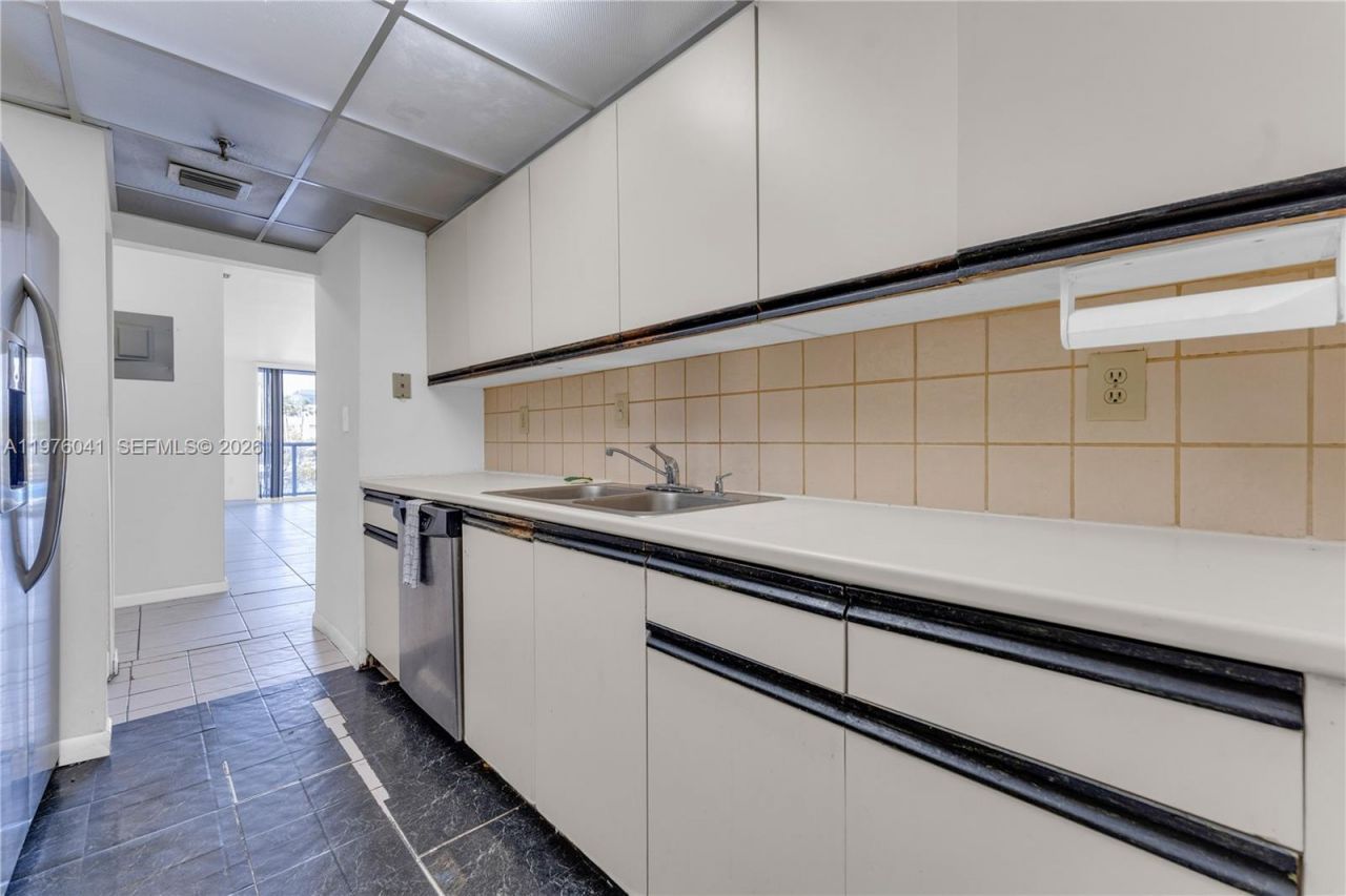 2457 Collins Ave, Unit 201, Miami Beach, FL 33140 Photo