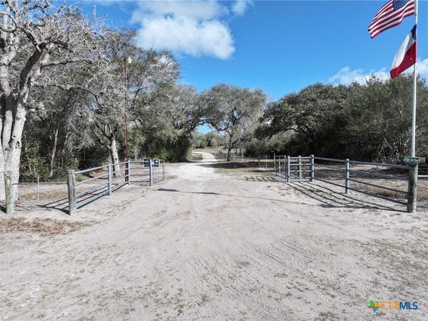 838 E. Oak St. , Goliad, TX 77963