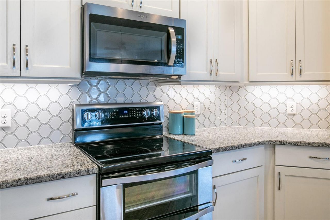 36452 Grand Island Oaks Circle, Grand Island, FL 32735 Photo