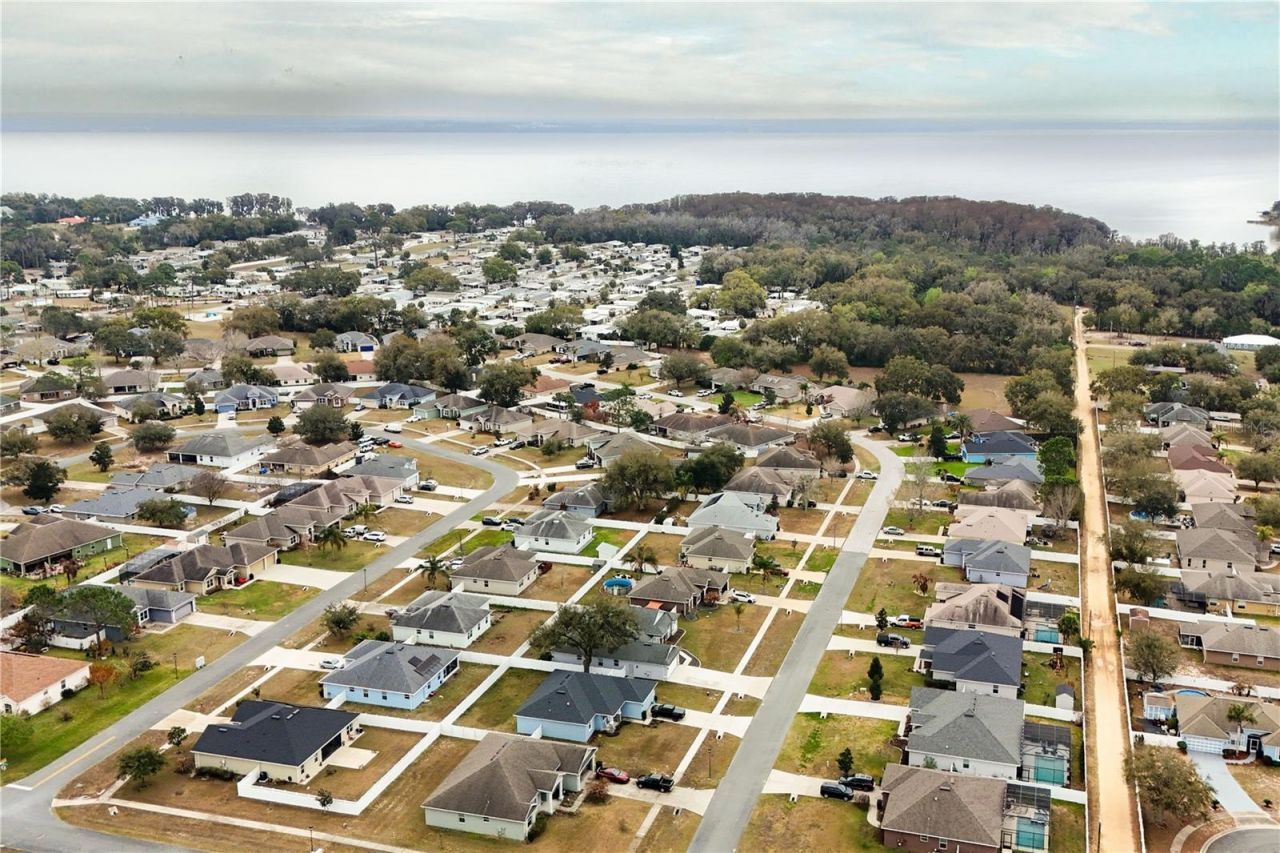 36452 Grand Island Oaks Circle, Grand Island, FL 32735 Photo