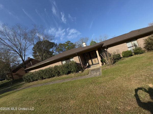 211 Swan Lake Drive, Jackson, MS 39212
