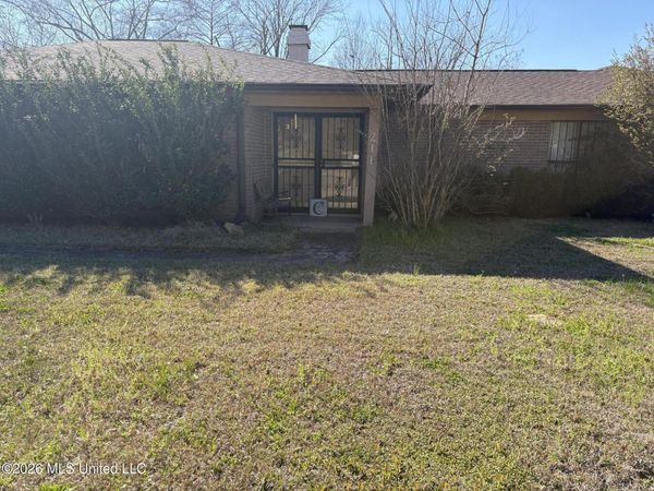 211 Swan Lake Drive, Jackson, MS 39212
