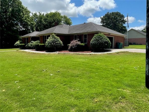 902 Deerfield Ct, Russellville, AR 72801