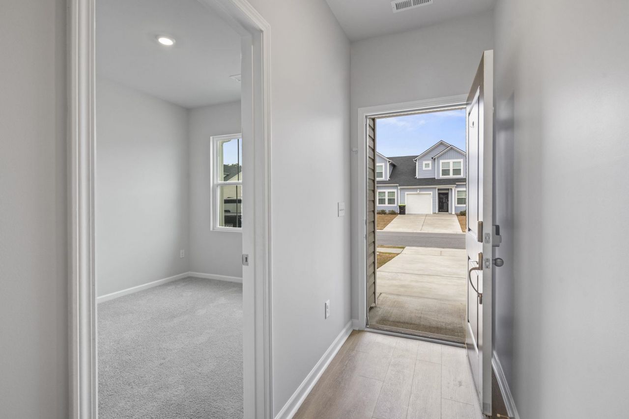 543 Sea Sparrow St. Photo 3