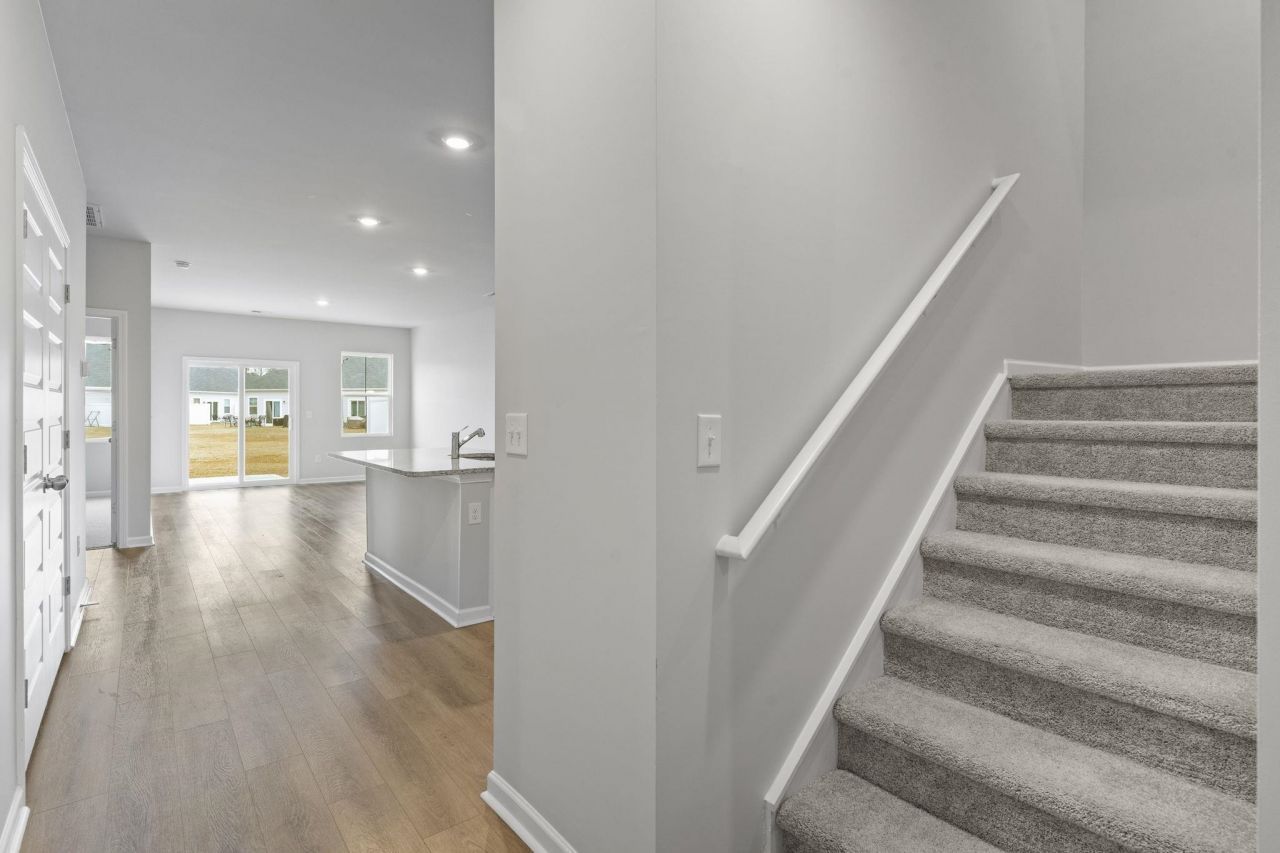 543 Sea Sparrow St. Photo 4