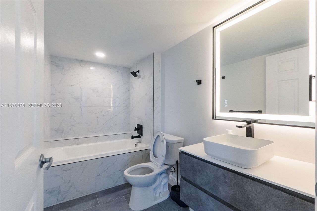 1155 Brickell Bay Dr, Unit 2204, Miami, FL 33131 Photo