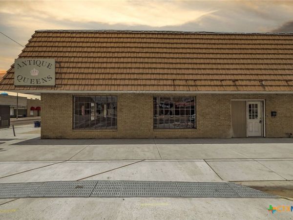 106 W Cameron Avenue , Rockdale, TX 76567