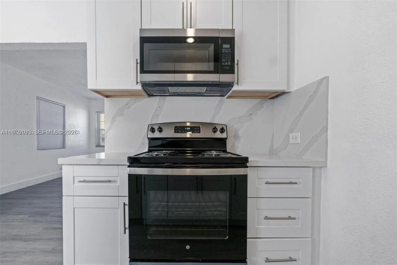 2410 NW 159th Ter, Miami Gardens, FL 33054 Photo