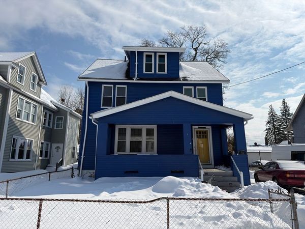 11 Crown St, Springfield, MA 01108