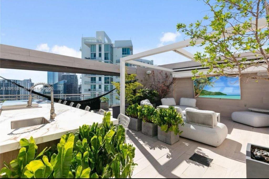 90 SW 3rd St, Unit PH-14, Miami, FL 33130 Photo