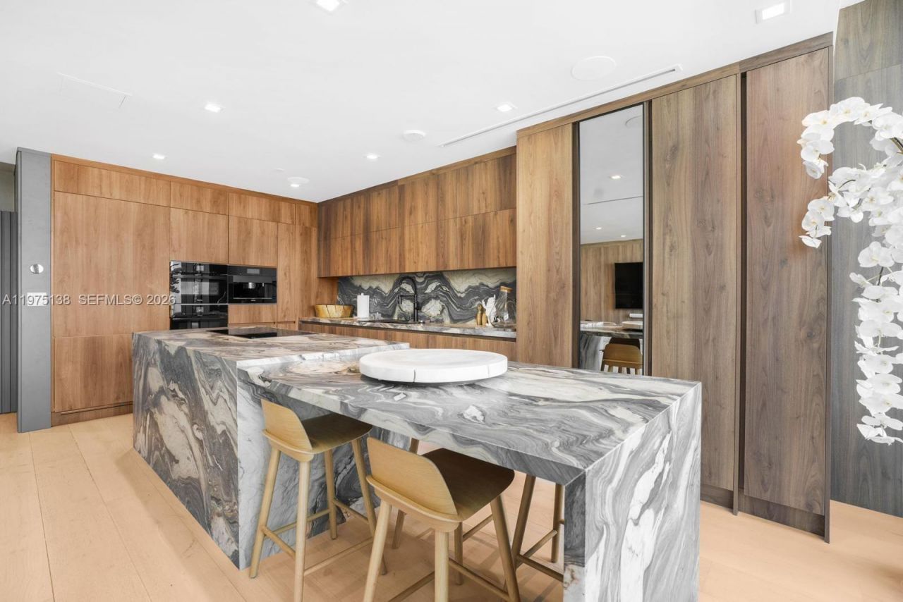 90 SW 3rd St, Unit PH-14, Miami, FL 33130 Photo