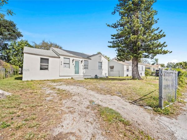 919 NW 66th St , Miami, FL 33150