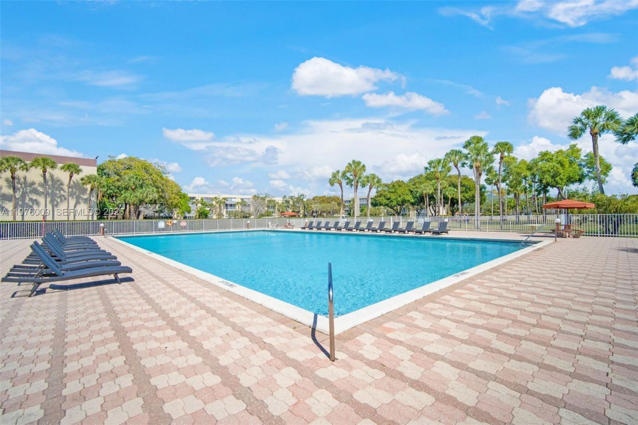 3141 NW 47th Ter, Unit 335, Lauderdale Lakes, FL 33319 Photo