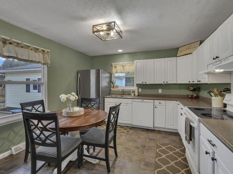 96 Thornhill Drive, Thornville, OH 43076 Photo 8