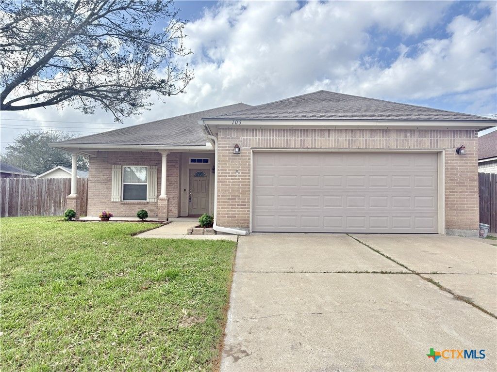 105 Holly Oak Court, Victoria, TX 77901 Main Photo
