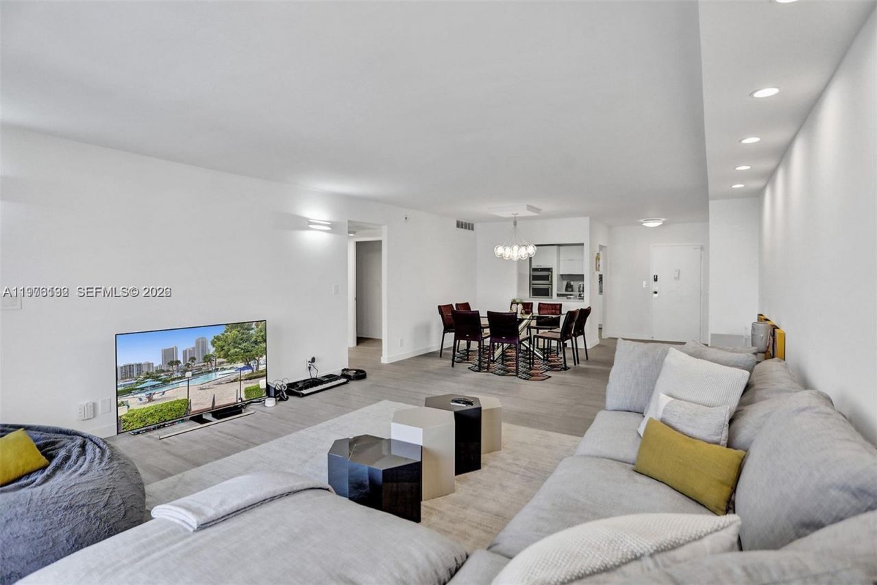 2500 Parkview Dr, Unit 1912, Hallandale Beach, FL 33009 Photo