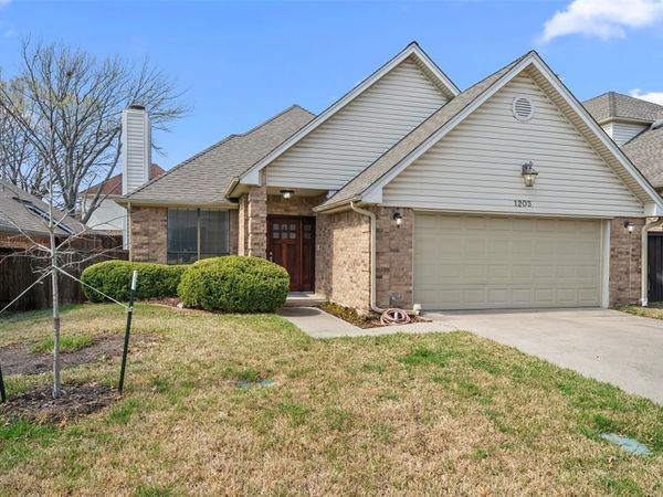 1205 Olde Towne Drive, Irving, TX 75061