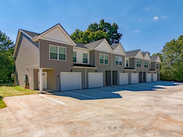 1960 Batts Ln, Clarksville, TN 37042