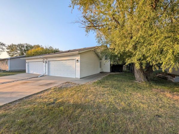 830 12th Avenue W, West Fargo, ND 58078