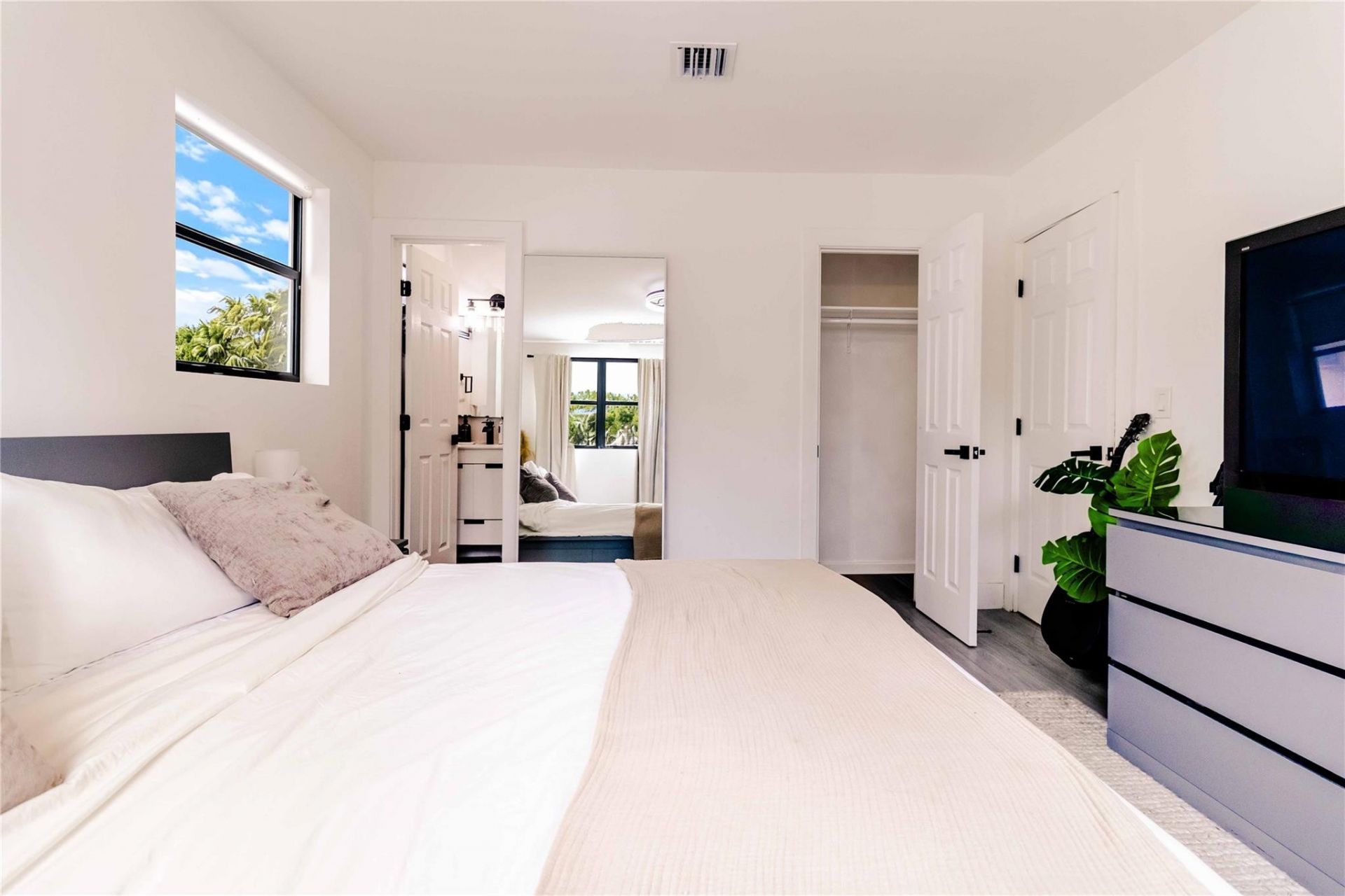 2515 NE 207th Street, Miami, FL 33180 Photo