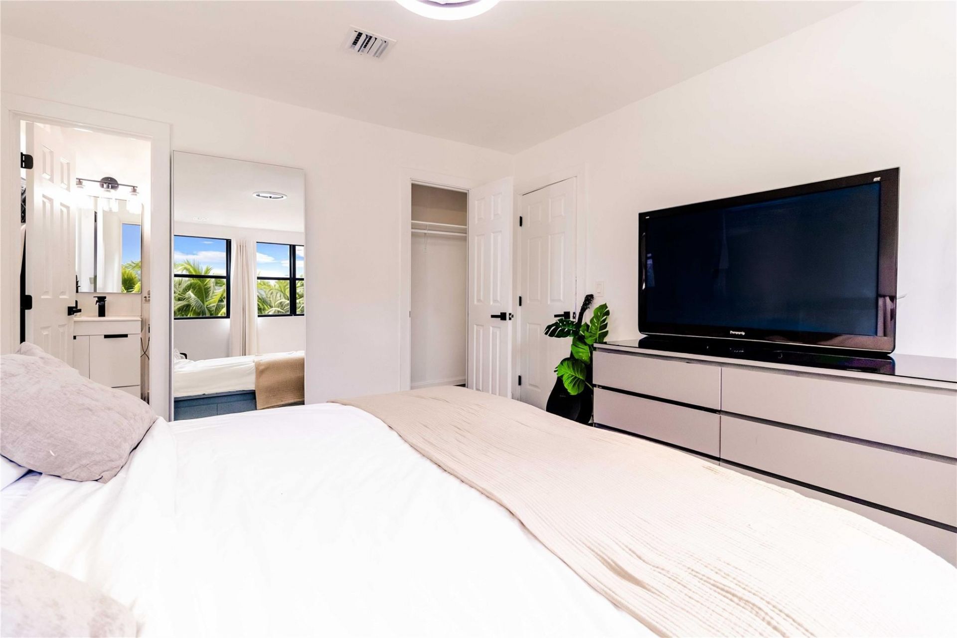 2515 NE 207th Street, Miami, FL 33180 Photo