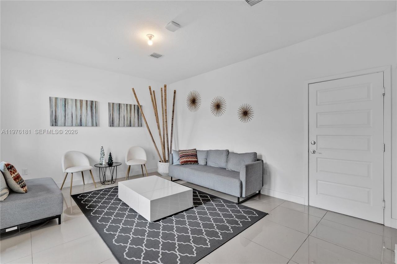 4703 NW 84th Ct, Doral, FL 33166 Photo