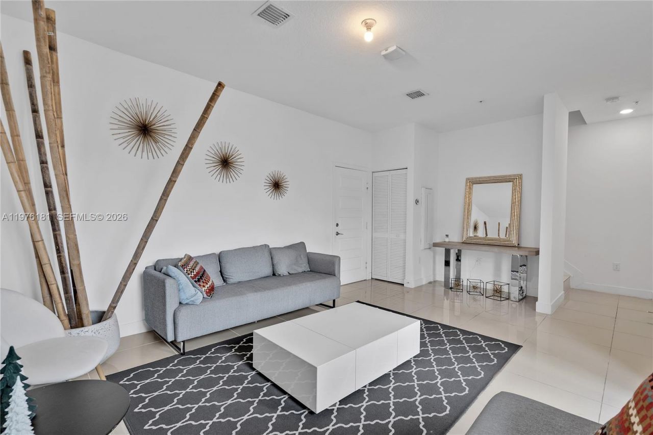 4703 NW 84th Ct, Doral, FL 33166 Photo