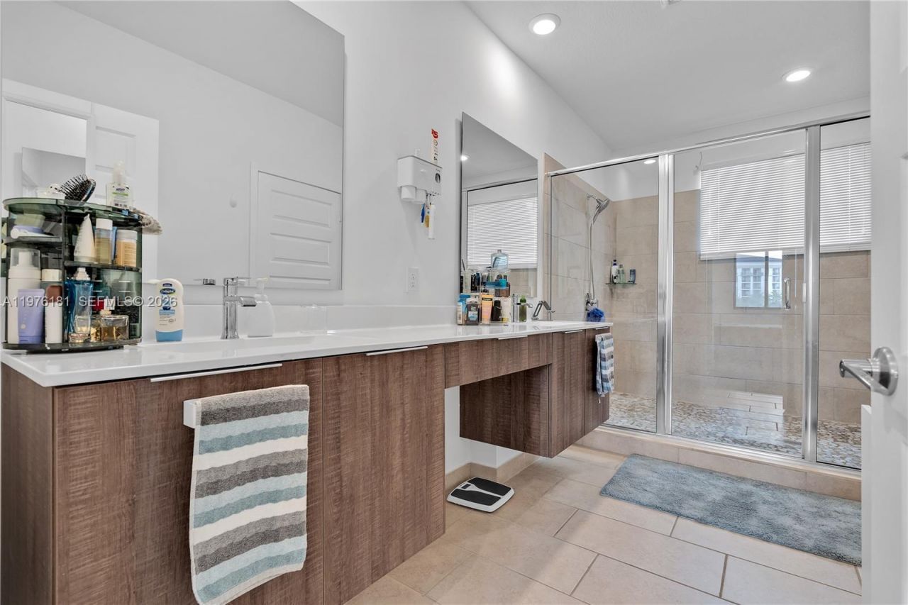 4703 NW 84th Ct, Doral, FL 33166 Photo