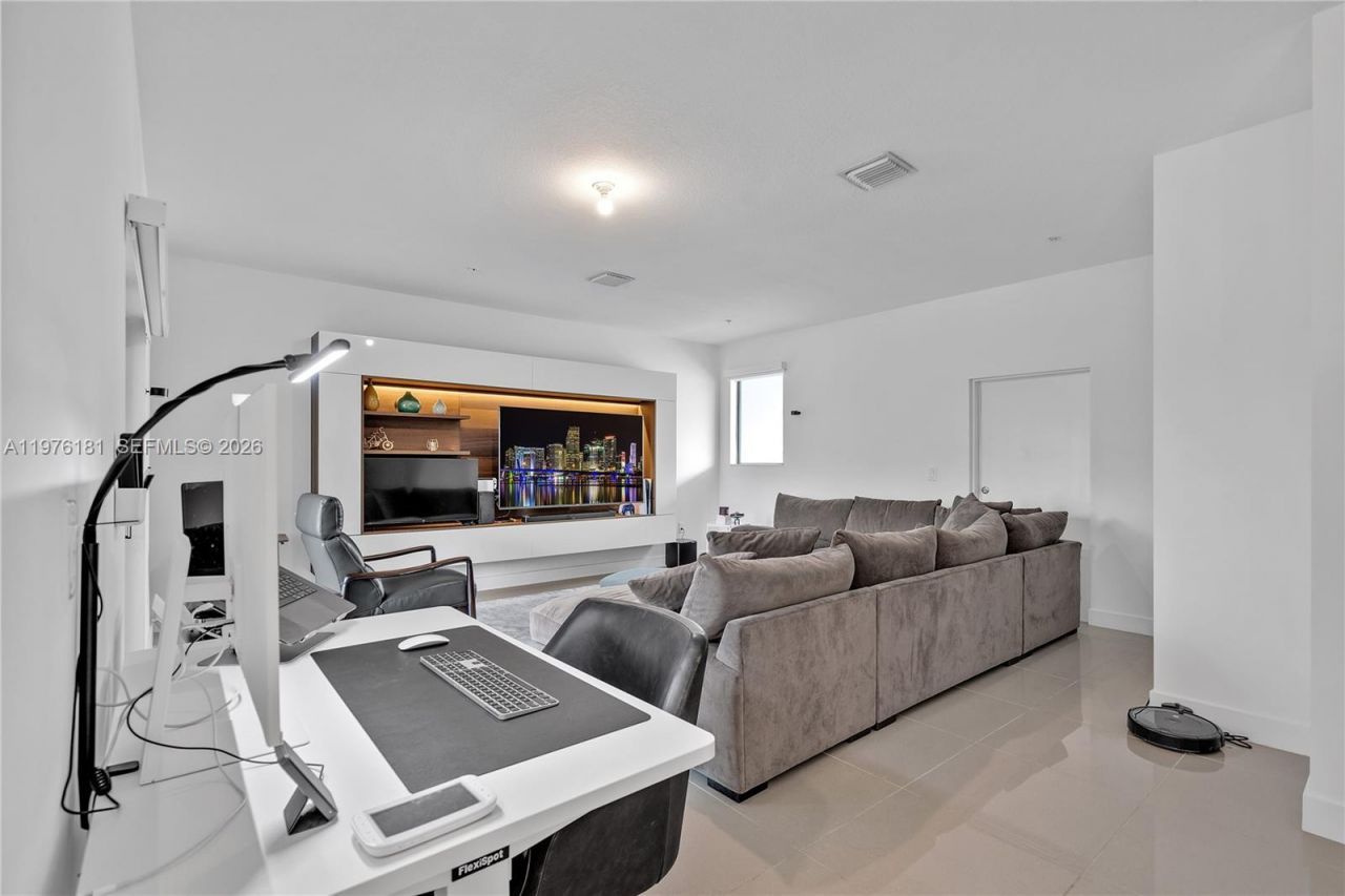 4703 NW 84th Ct, Doral, FL 33166 Photo