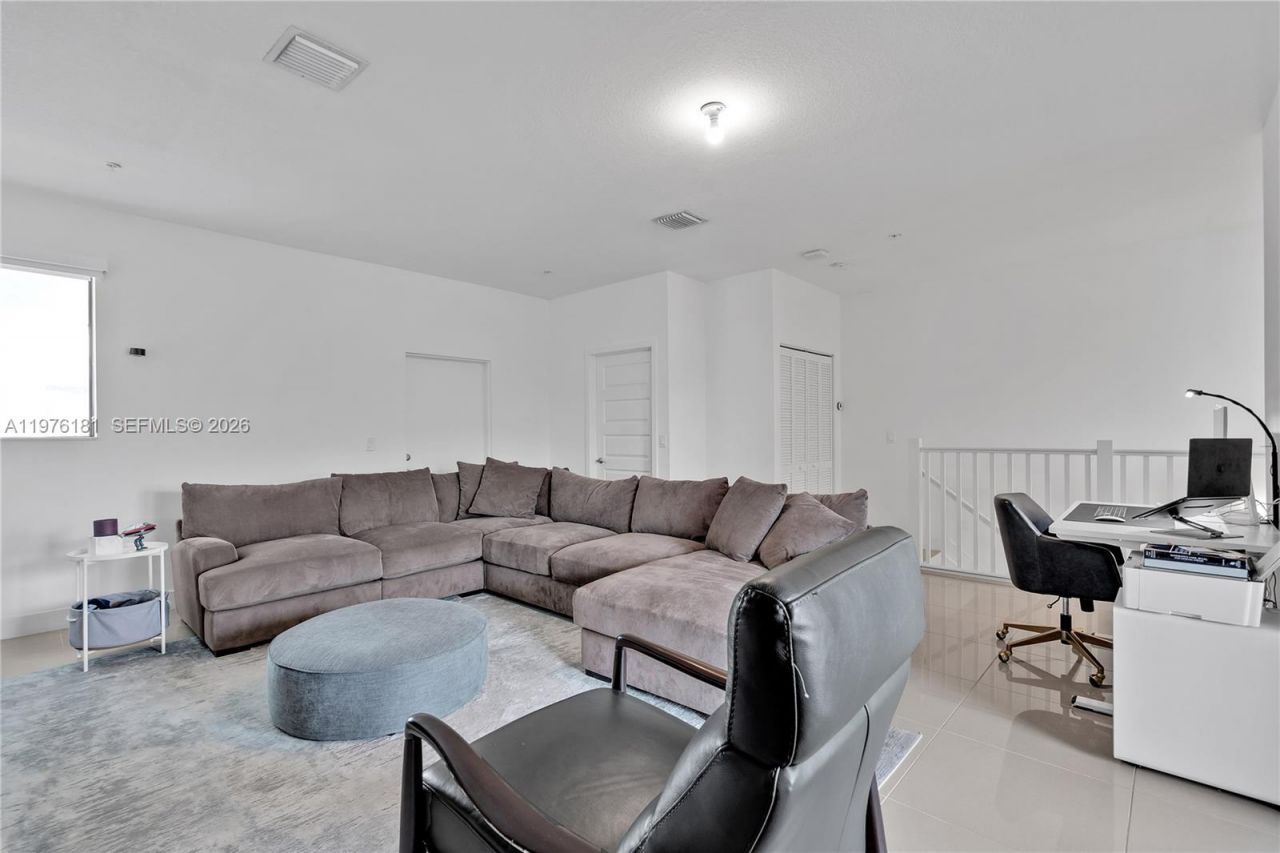 4703 NW 84th Ct, Doral, FL 33166 Photo