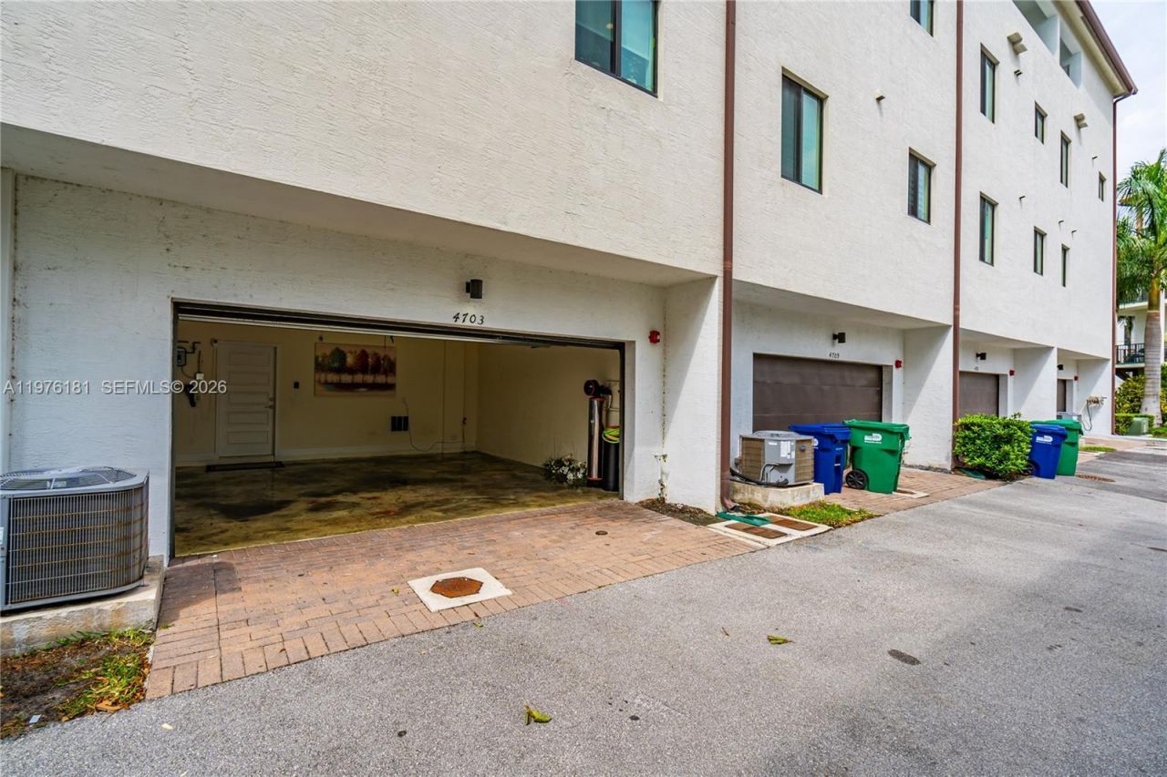 4703 NW 84th Ct, Doral, FL 33166 Photo