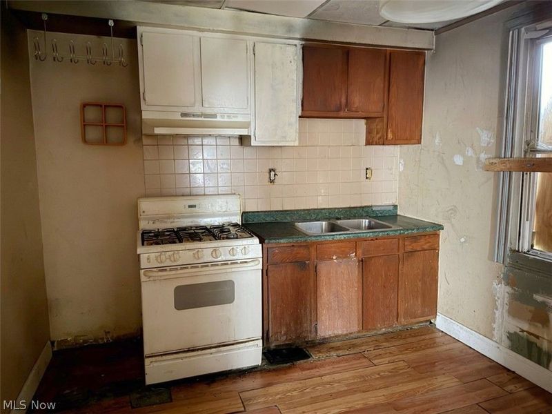 3934 Arnold Court, Cleveland, OH 44109 Photo 6