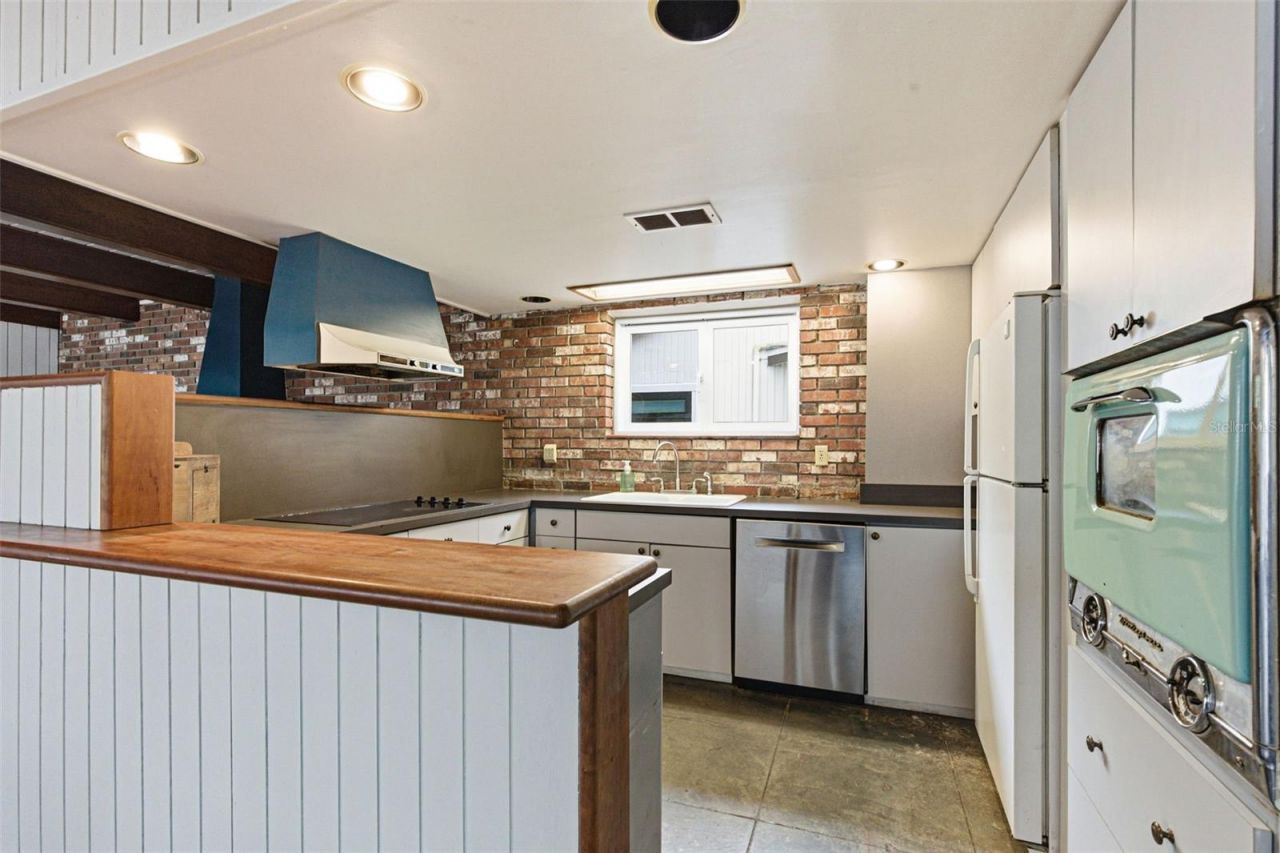 1239 Alcazar Way S, Saint Petersburg, FL 33705 Photo