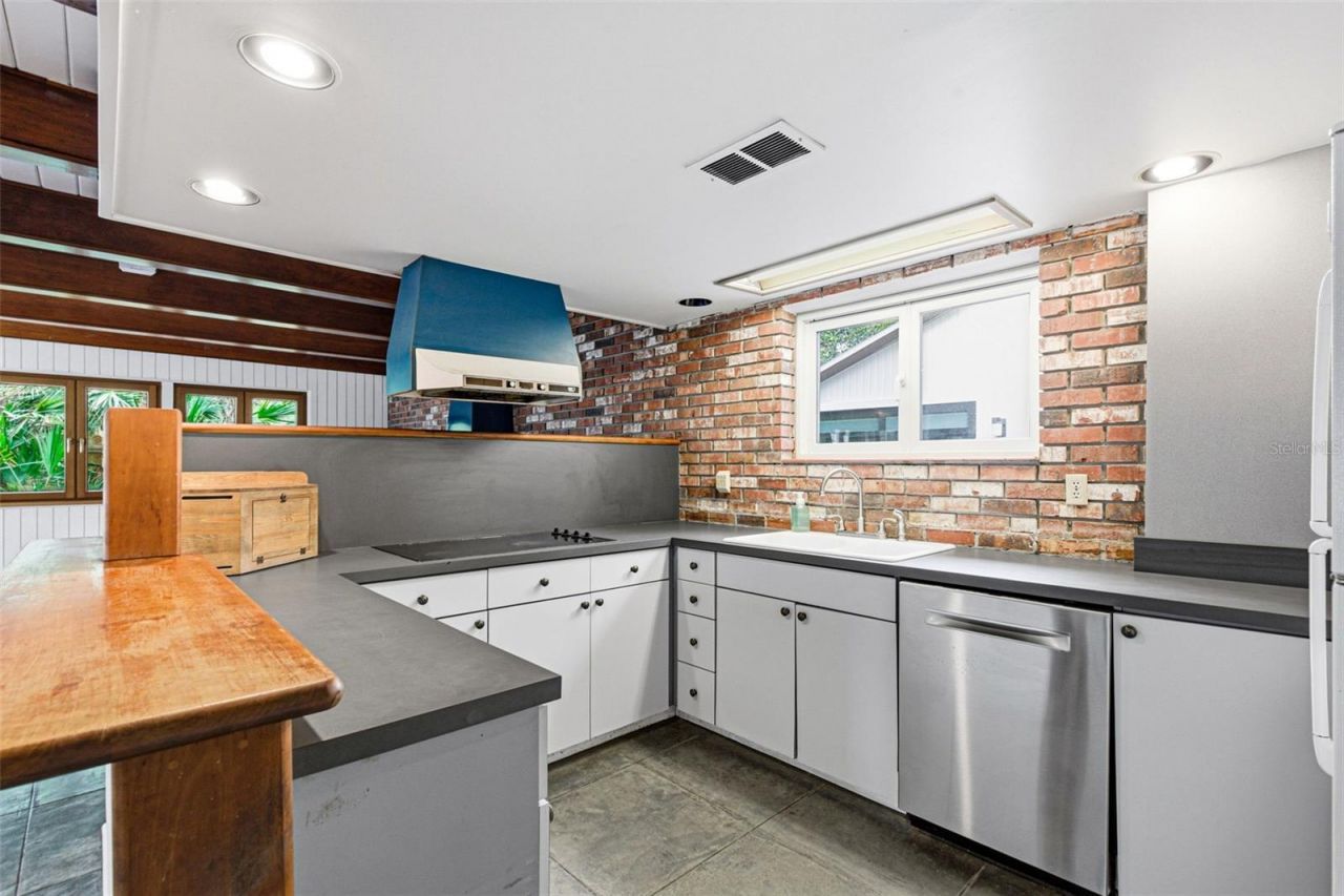 1239 Alcazar Way S, Saint Petersburg, FL 33705 Photo