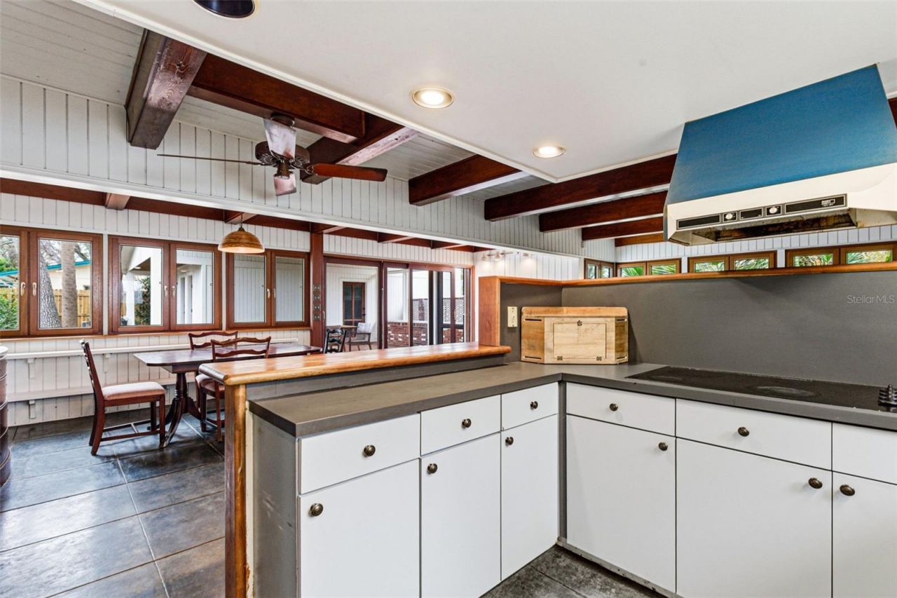 1239 Alcazar Way S, Saint Petersburg, FL 33705 Photo