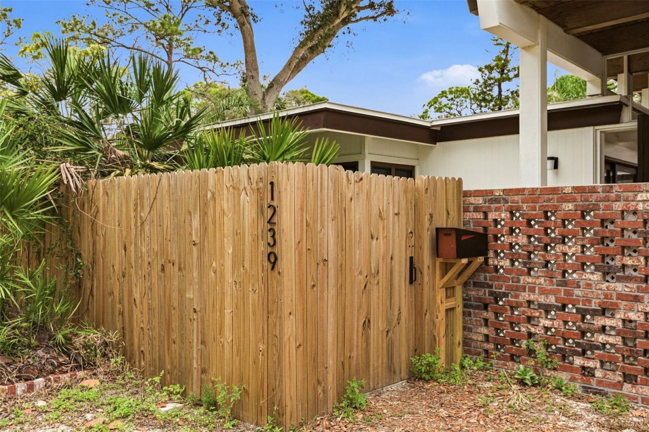 1239 Alcazar Way S, Saint Petersburg, FL 33705 Photo