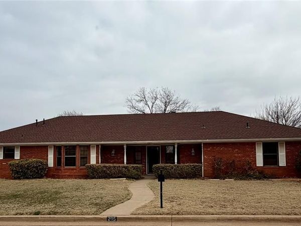 205 Randolph Road, Clinton, OK 73601