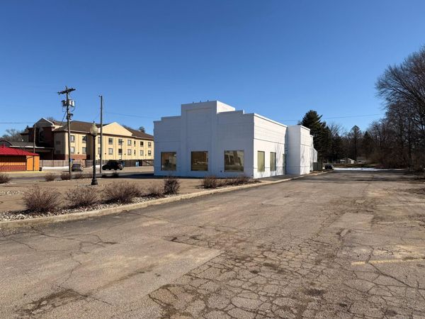 1295 S 11th Street, Niles, MI 49120