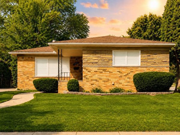 23181 Parklawn Street, Oak Park, MI 48237