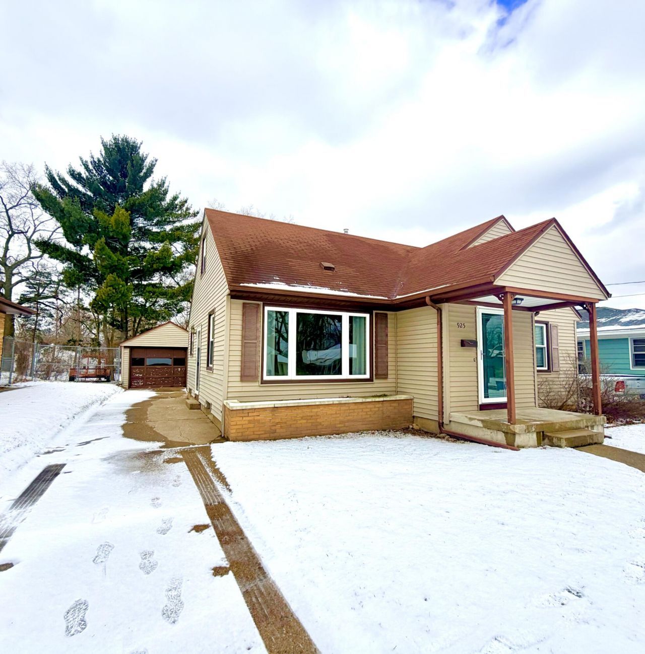 925 Burke Avenue Ne, Grand Rapids, MI 49503 Main Photo