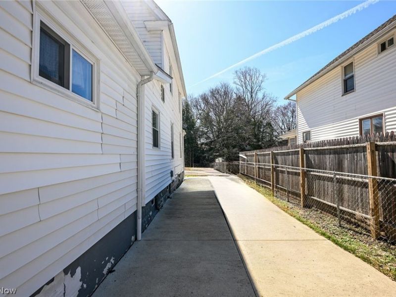1147 Mcintosh Avenue , Akron, OH 44314 Photo 5