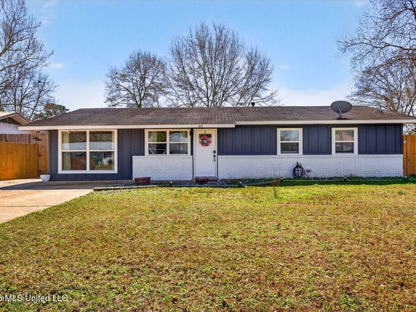 215 Maple Drive, Ocean Springs, MS 39564