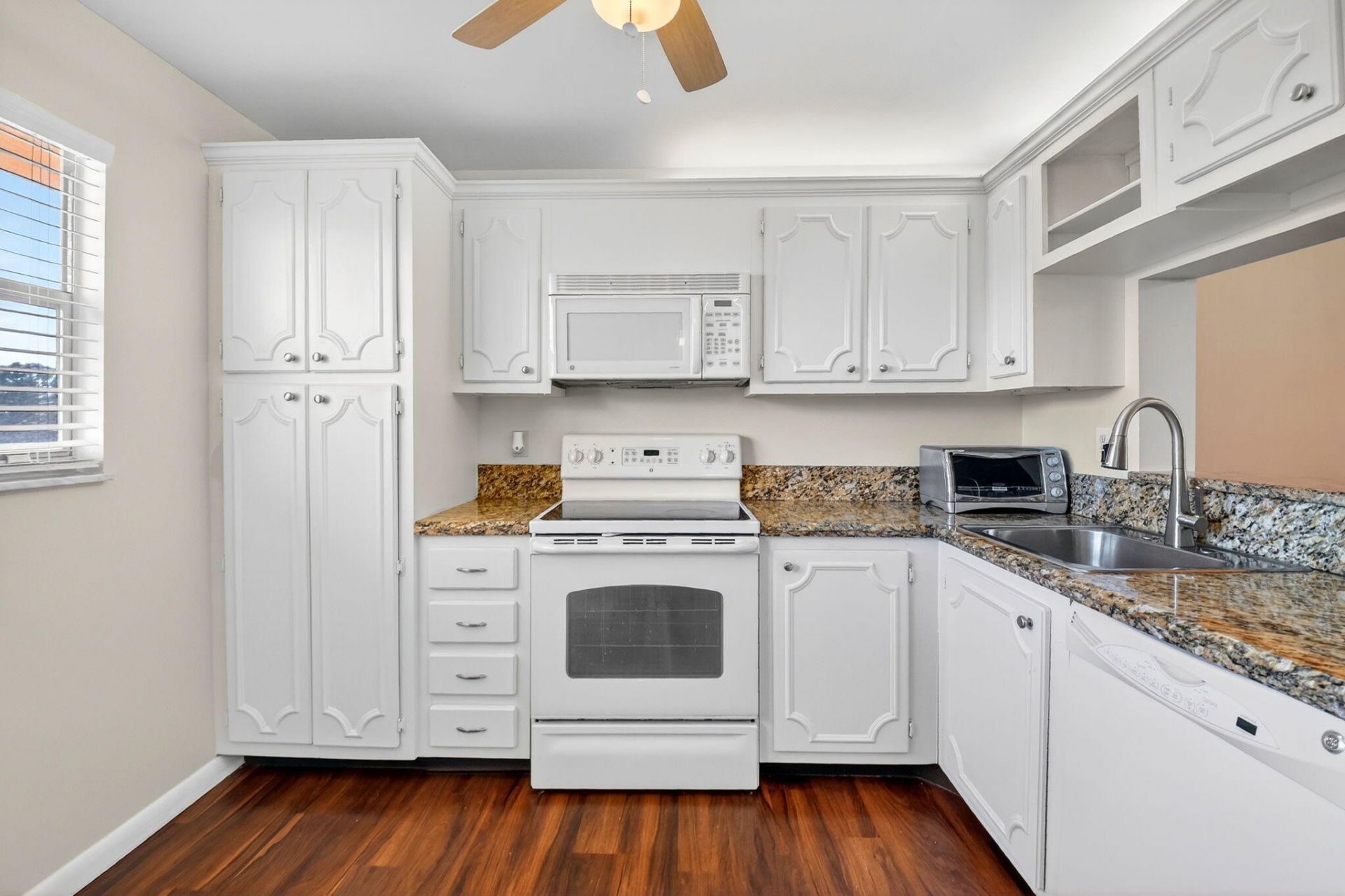 3661 Via Poinciana, Unit 410, Lake Worth, FL 33467 Photo