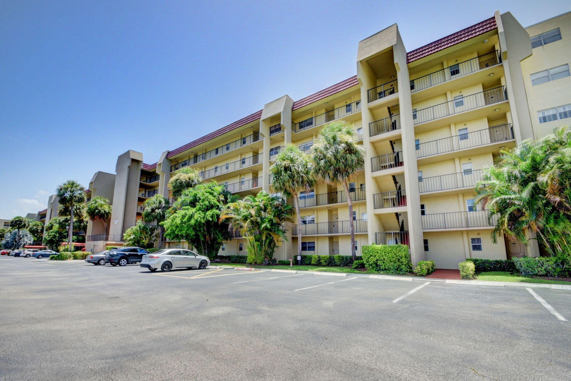 3661 Via Poinciana, Unit 410, Lake Worth, FL 33467 Photo