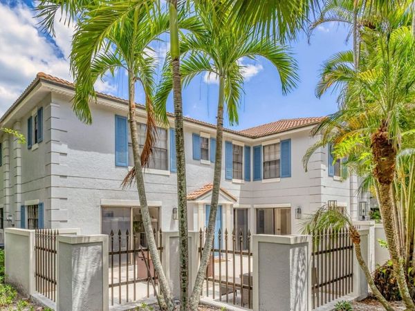 355 Prestwick Circle, Unit 4, Palm Beach Gardens, FL 33418