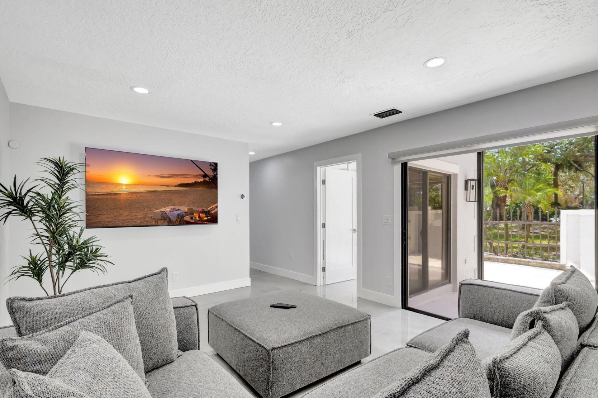 355 Prestwick Circle, Unit 4, Palm Beach Gardens, FL 33418 Photo